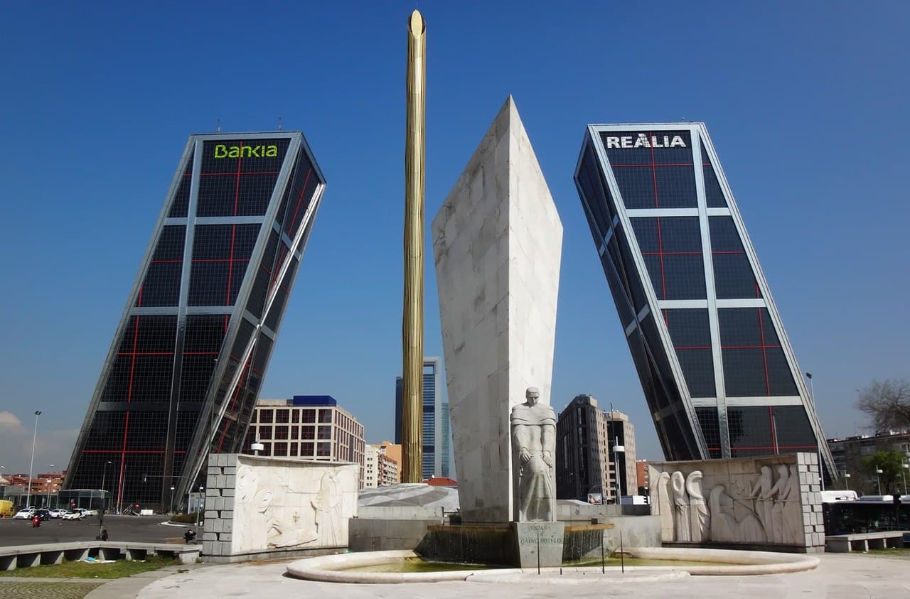 Foto panorámica de la plaza de Castilla en el distrito de Chamartín